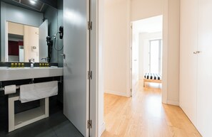 Dusche, kostenlose Toilettenartikel, Haartrockner, Handtücher