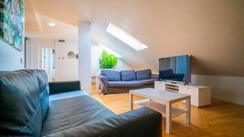 Apartamento, 1 habitación (1 persona) | Área de sala de estar | Televisión de pantalla plana