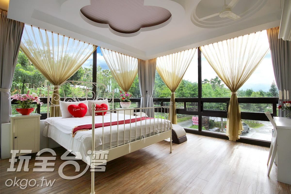 Individually decorated, blackout curtains, soundproofing, free WiFi