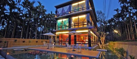 Fachada da propriedade à noite