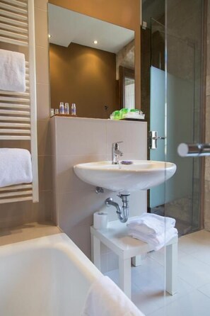 Free toiletries, hair dryer, bidet, towels - Hotel La Capellania (San Asensio)