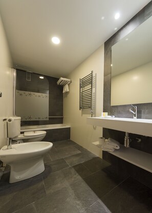 Twin Room (Interior) | Bathroom | Free toiletries, hair dryer, towels - Hotel Apolo (Ainsa)