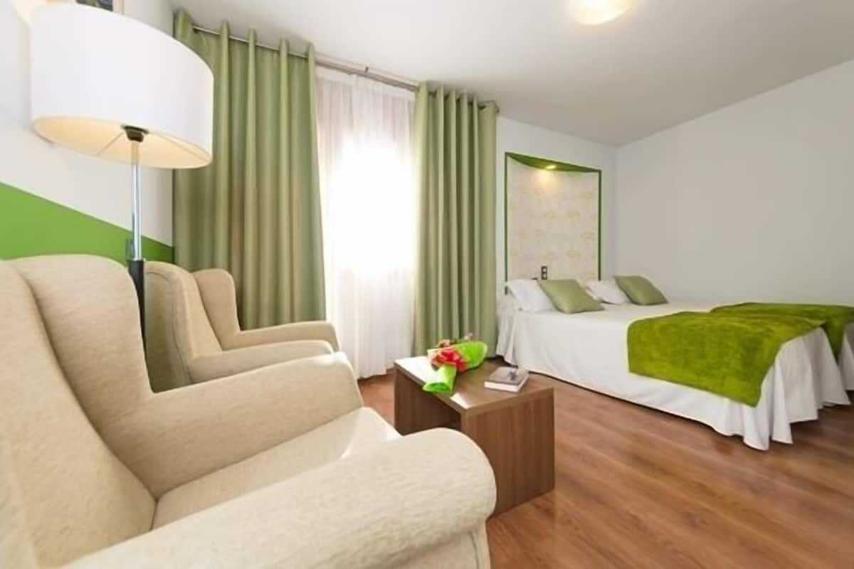 double room, 1 double bed (interior) | minibar, in-room safe, desk, blackout curtains