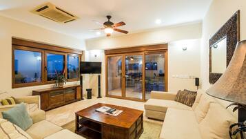 Living area | Flat-screen TV