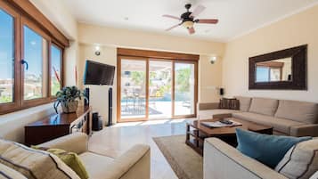 Living area | Flat-screen TV