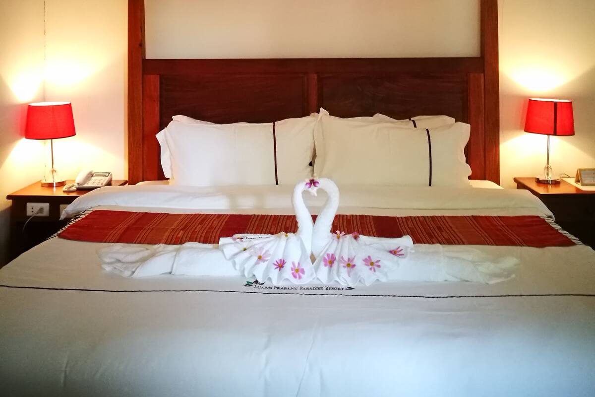 Paradise Suite with River View | Luxe beddengoed, een minibar, een kluis op de kamer, een bureau