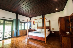 Paradise Suite with River View | Roupas de cama premium, frigobar, cofres nos quartos, escrivaninha
