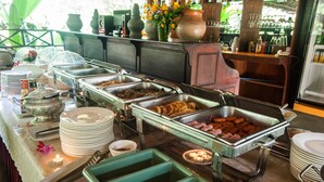 Café da manhã com buffet grátis todos os dias