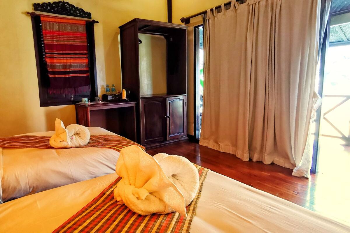 Superior Double or Twin Room with Garden View | Luxe beddengoed, een minibar, een kluis op de kamer, een bureau