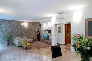 Leilighet – superior, 3 soverom | Oppholdsrom | En 26-tommers TV med digitale kanaler