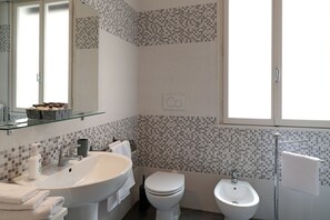 Departamento superior, 3 habitaciones | Baño | Regadera, regadera tipo lluvia, secadora de cabello, bidet 