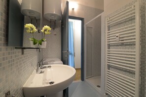 Deluxe-Apartment, 2 Schlafzimmer | Badezimmer | Dusche, Regendusche, Haartrockner, Bidet