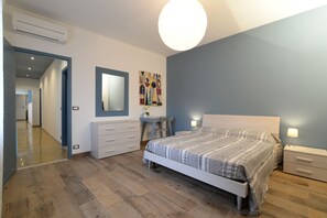 Departamento Deluxe, 2 habitaciones | Camas con efecto memoria, escritorio y espacio para trabajar con laptop 