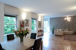 Superior-Apartment, 3 Schlafzimmer | Wohnzimmer | 26-Zoll-Fernseher mit Digitalempfang