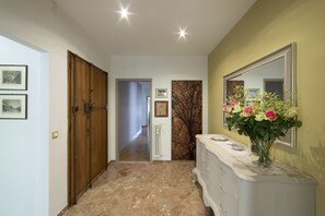 Leilighet – superior, 3 soverom | Oppholdsområde | En 26-tommers TV med digitale kanaler