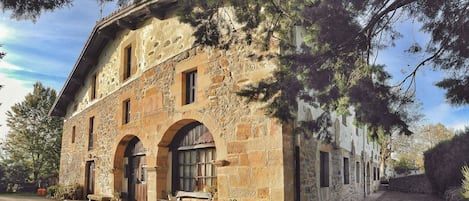 Mặt tiền nơi lưu trú