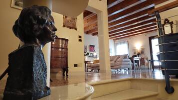 Apartemen Mewah, 2 kamar tidur | Area keluarga | Televisi layar datar 26-inci dengan saluran TV digital dan TV