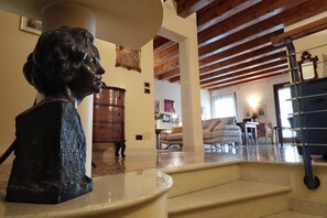 Luksusleilighet, 2 soverom | Oppholdsområde | En 26-tommers Flatskjerm-TV med digitale kanaler samt TV