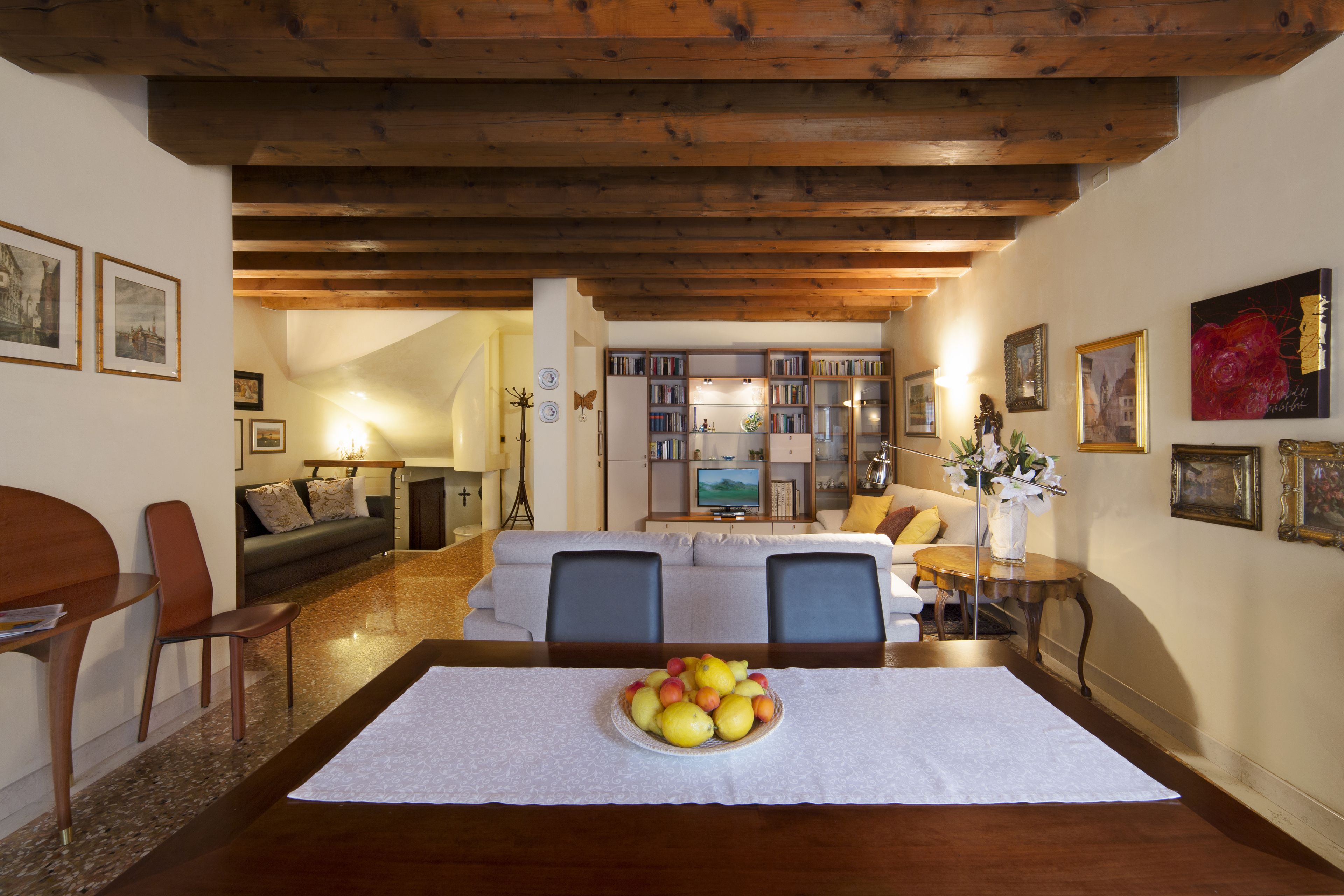 Apartemen Mewah, 2 kamar tidur | Area keluarga | Televisi layar datar 26-inci dengan saluran TV digital dan TV