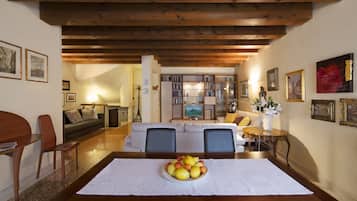 Apartemen Mewah, 2 kamar tidur | Area keluarga | Televisi layar datar 26-inci dengan saluran TV digital dan TV