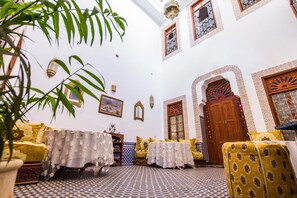 朝食 (コンチネンタル ブレックファスト)、毎日提供 (無料)