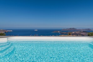 Seasonal outdoor pool, an infinity pool, pool umbrellas, sun loungers - Ananda Retreat (Santorini)