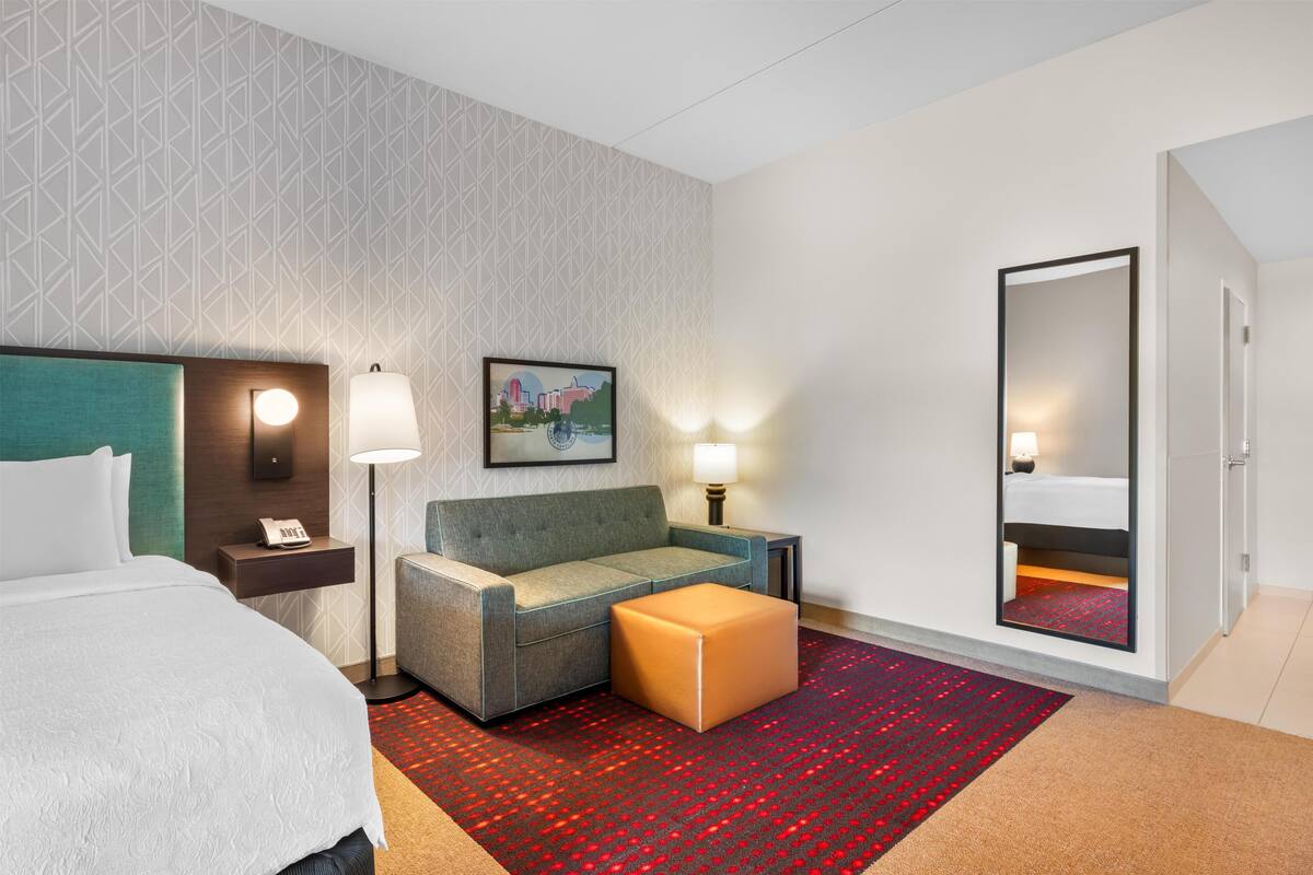 Studio, 1 grand lit (Mobility & Hearing, Roll-in Shower) | Coin séjour