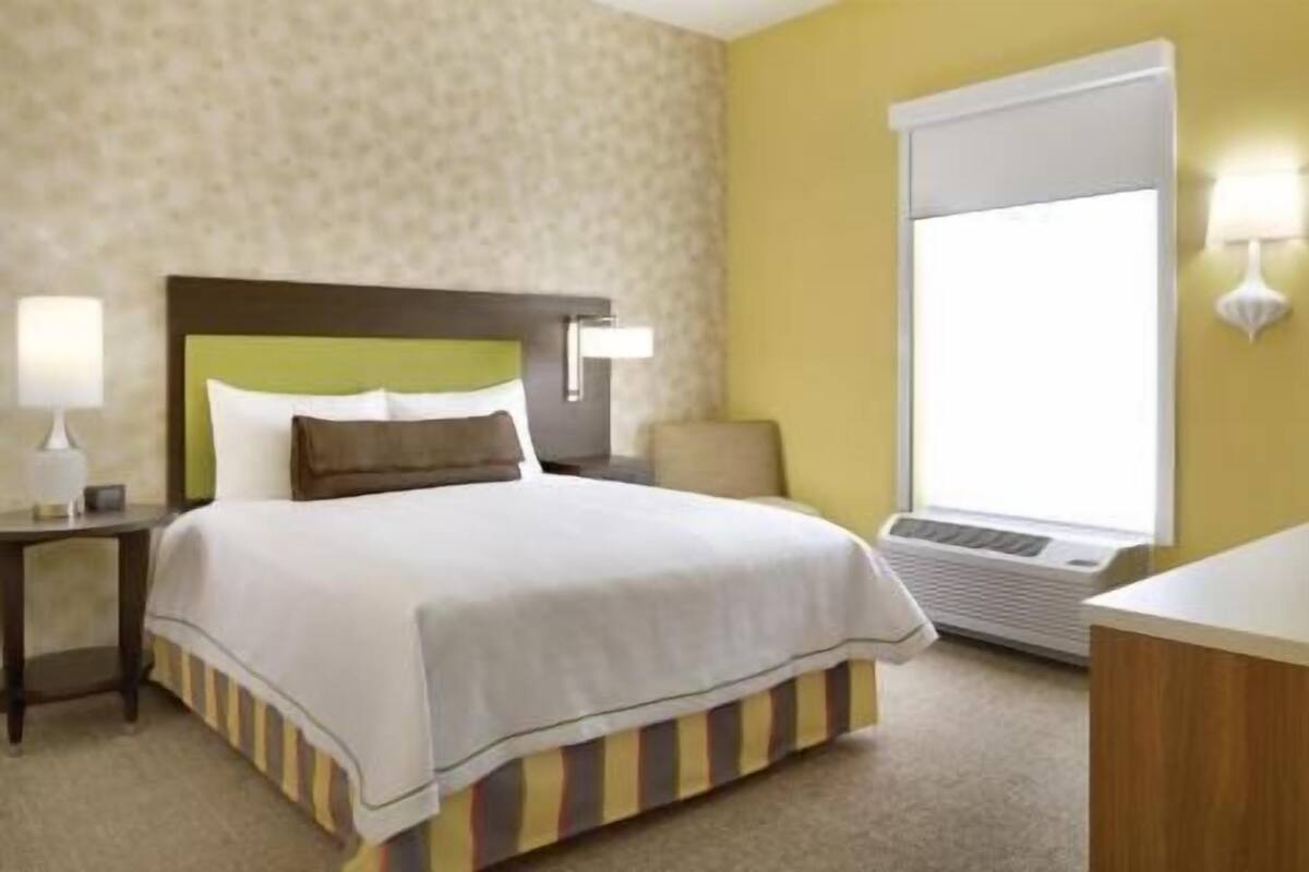 Zimmersafe, Schreibtisch, laptopgeeigneter Arbeitsplatz