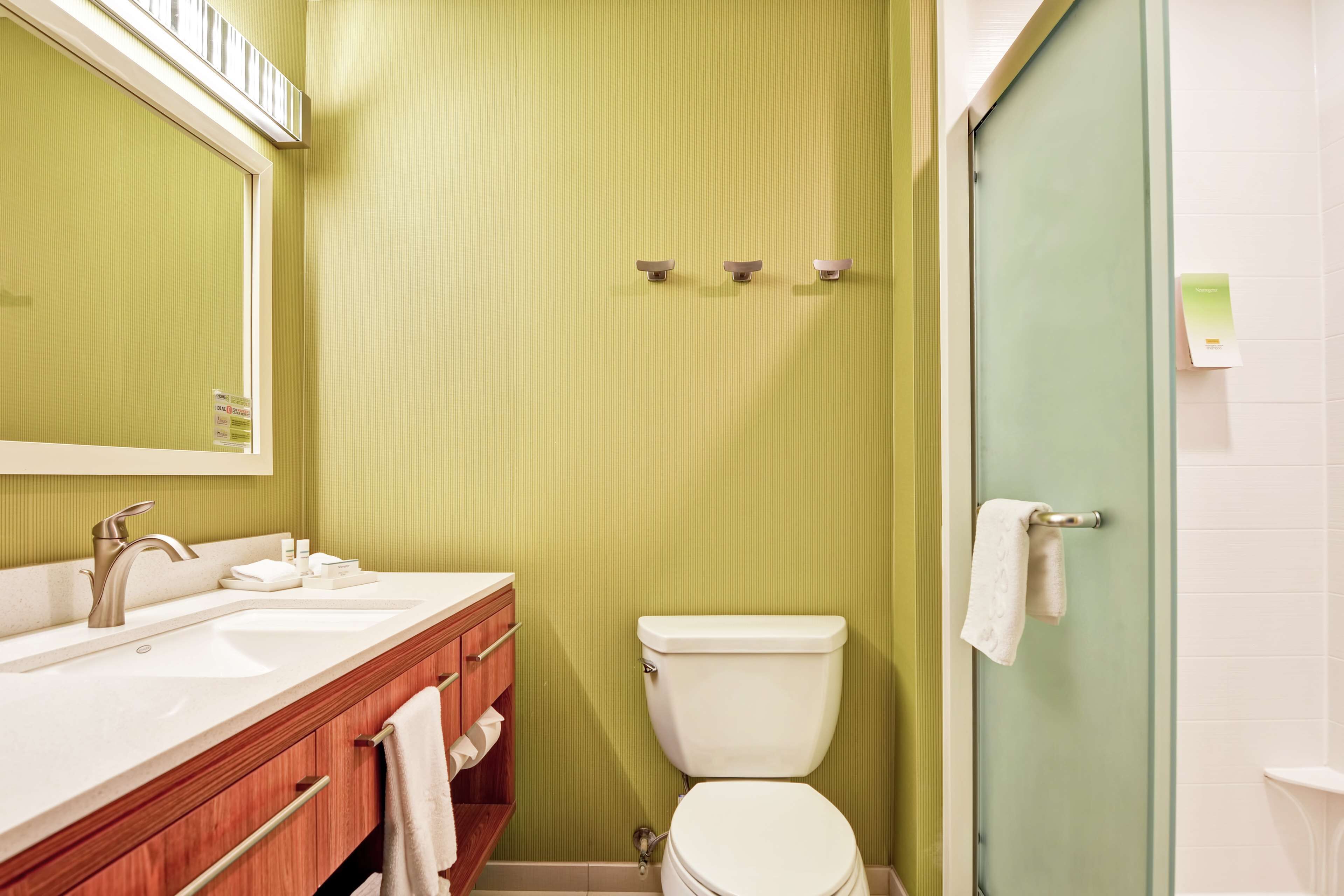 studio, 1 queen bed, non smoking | bathroom | free toiletries, hair dryer, dressing gowns, towels