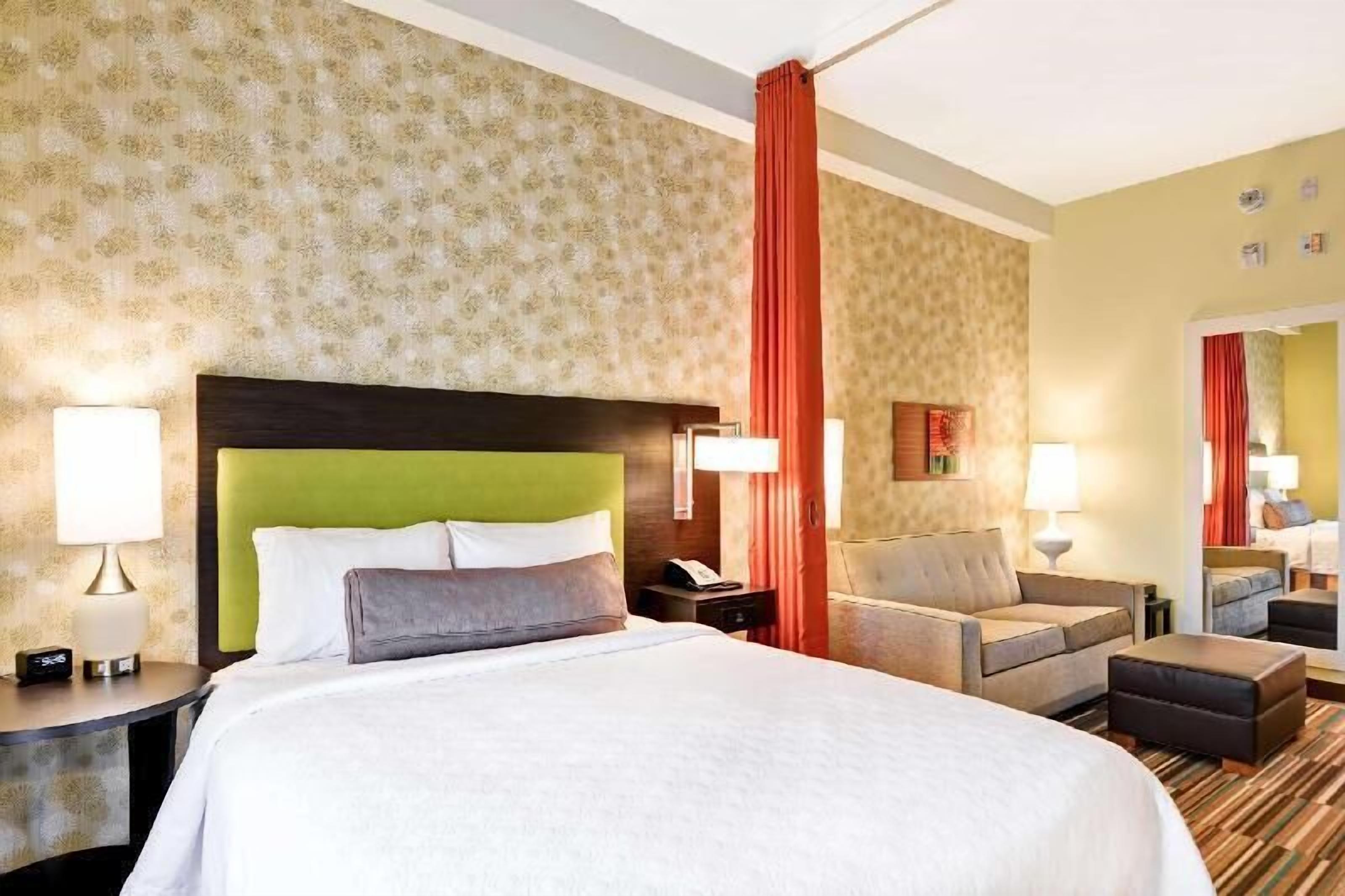 Peti besi dalam bilik, meja, ruang kerja komputer riba 