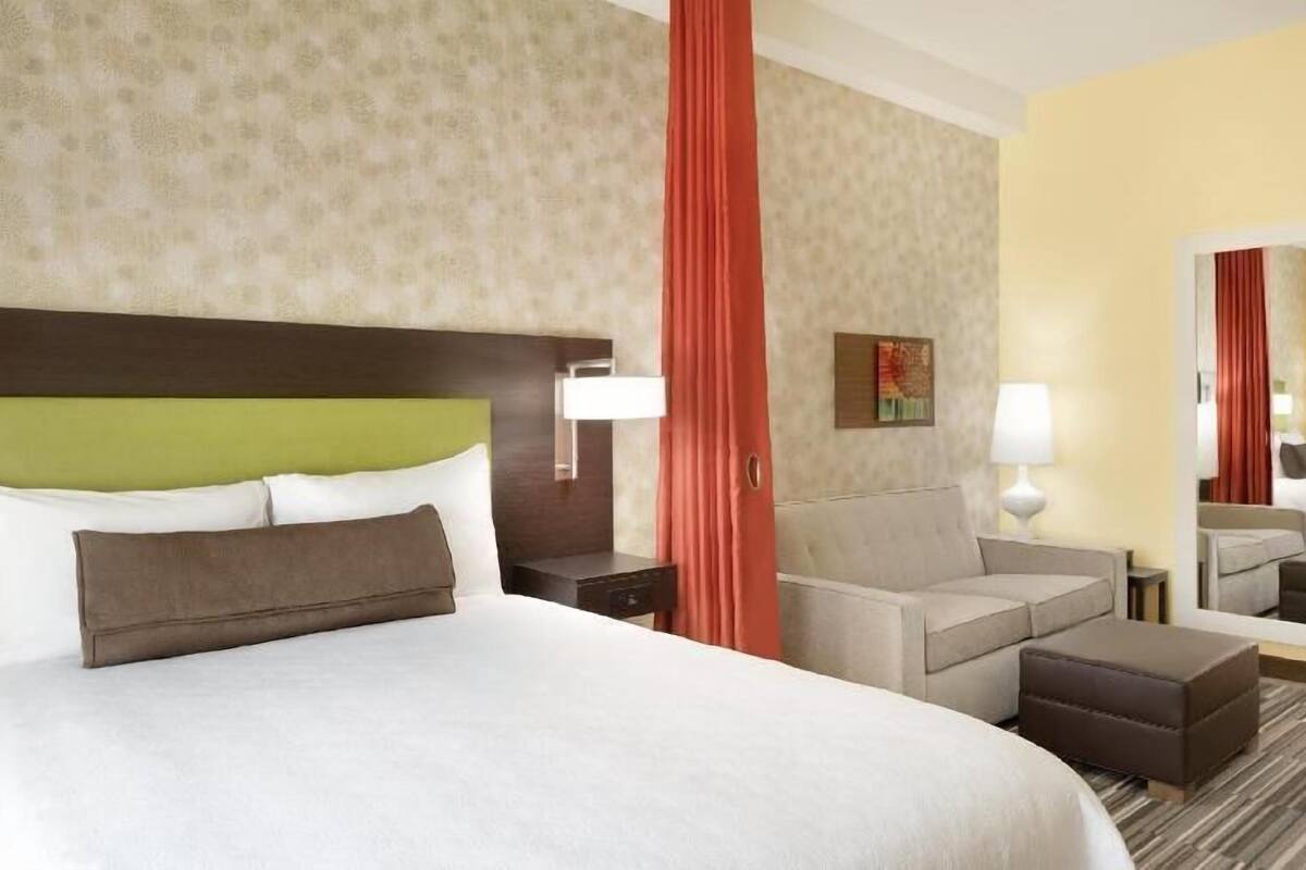 Zimmersafe, Schreibtisch, laptopgeeigneter Arbeitsplatz