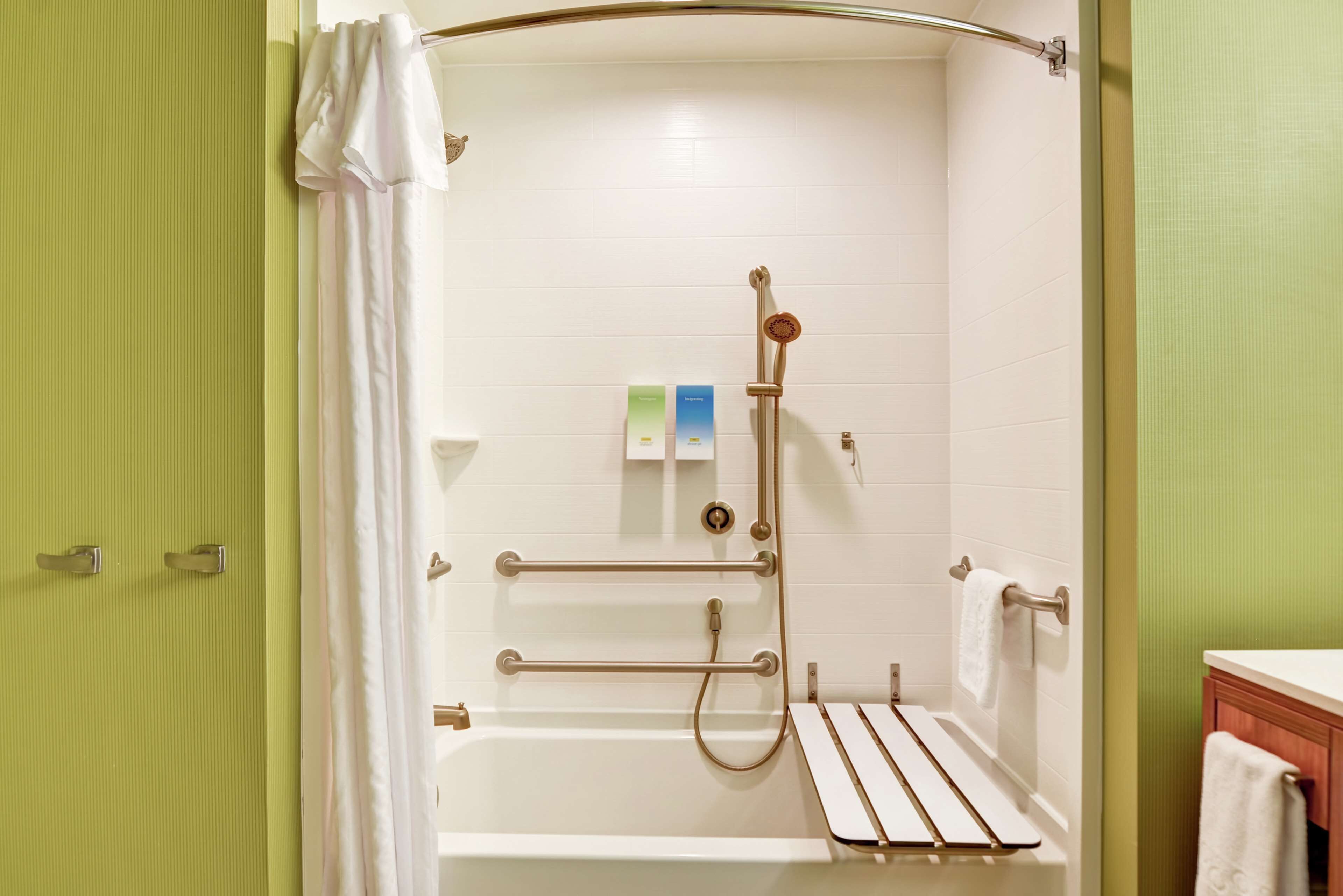 studio, 1 queen bed, accessible, bathtub | bathroom | free toiletries, hair dryer, dressing gowns, towels