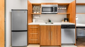 Estudio, 1 cama Queen size, con acceso para personas discapacitadas (Hearing) | Cocina privada | Cafetera y tetera, refrigerador con congelador y microondas 