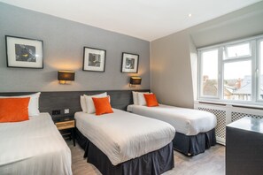 Chambre Triple, salle de bains attenante