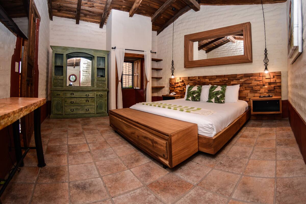 Suite junior, 1 cama de matrimonio grande | Ropa de cama de alta calidad, minibar, caja fuerte y cortinas opacas