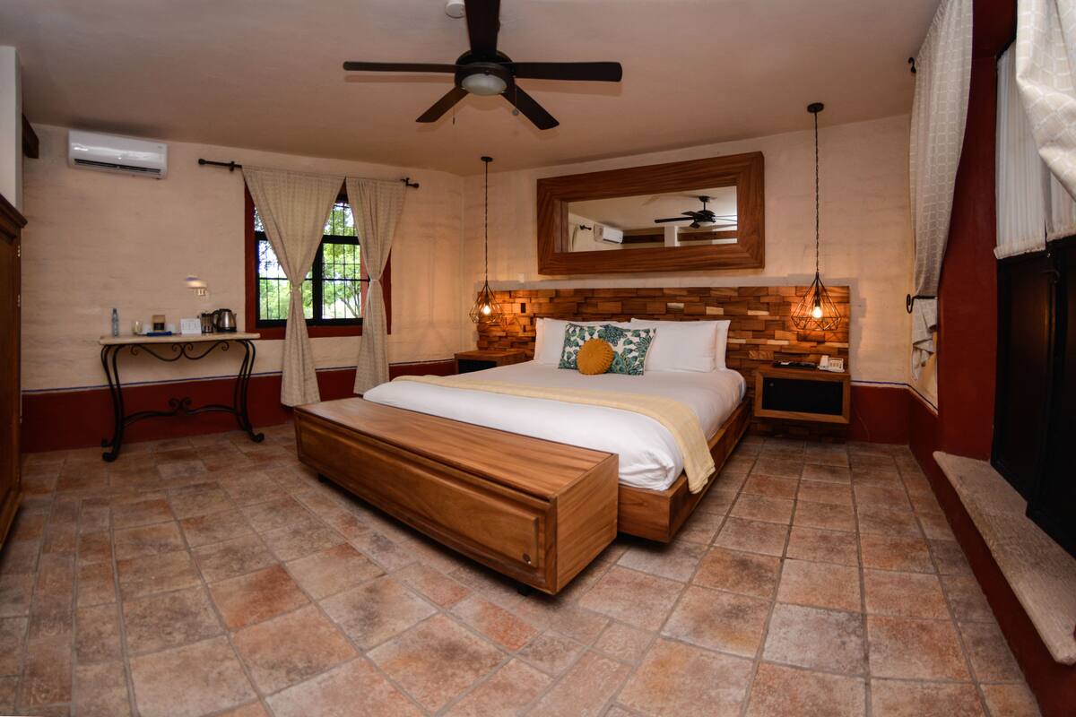Habitación, vistas al patio | Ropa de cama de alta calidad, minibar, caja fuerte y cortinas opacas