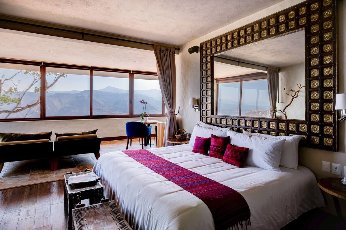 Master Suite | Ropa de cama de alta calidad, minibar, caja fuerte y cortinas opacas