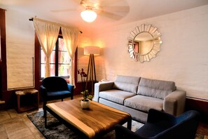 Deluxe Suite, 1 King Bed, Terrace, Garden Area | Living room | 50-inch flat-screen TV with cable channels, TV - Defranca Alojamiento Boutique (Zapopan)