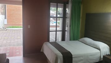 Rom – standard, 2 dobbeltsenger | Skrivebord, lydisolert, strykejern/-brett og wi-fi (inkludert)