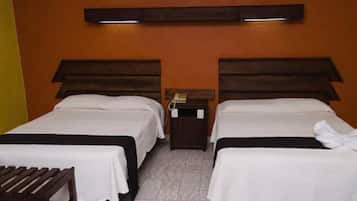 Suíte júnior | Escrivaninha, quartos à prova de som, ferros/tábuas de passar roupa