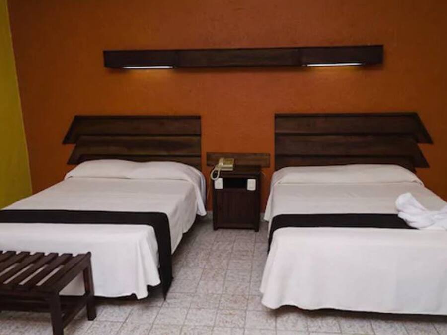 Suite junior | Escritorio, sistema de insonorización, tabla de planchar con plancha