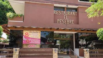 Serveert ontbijt, lunch en diner