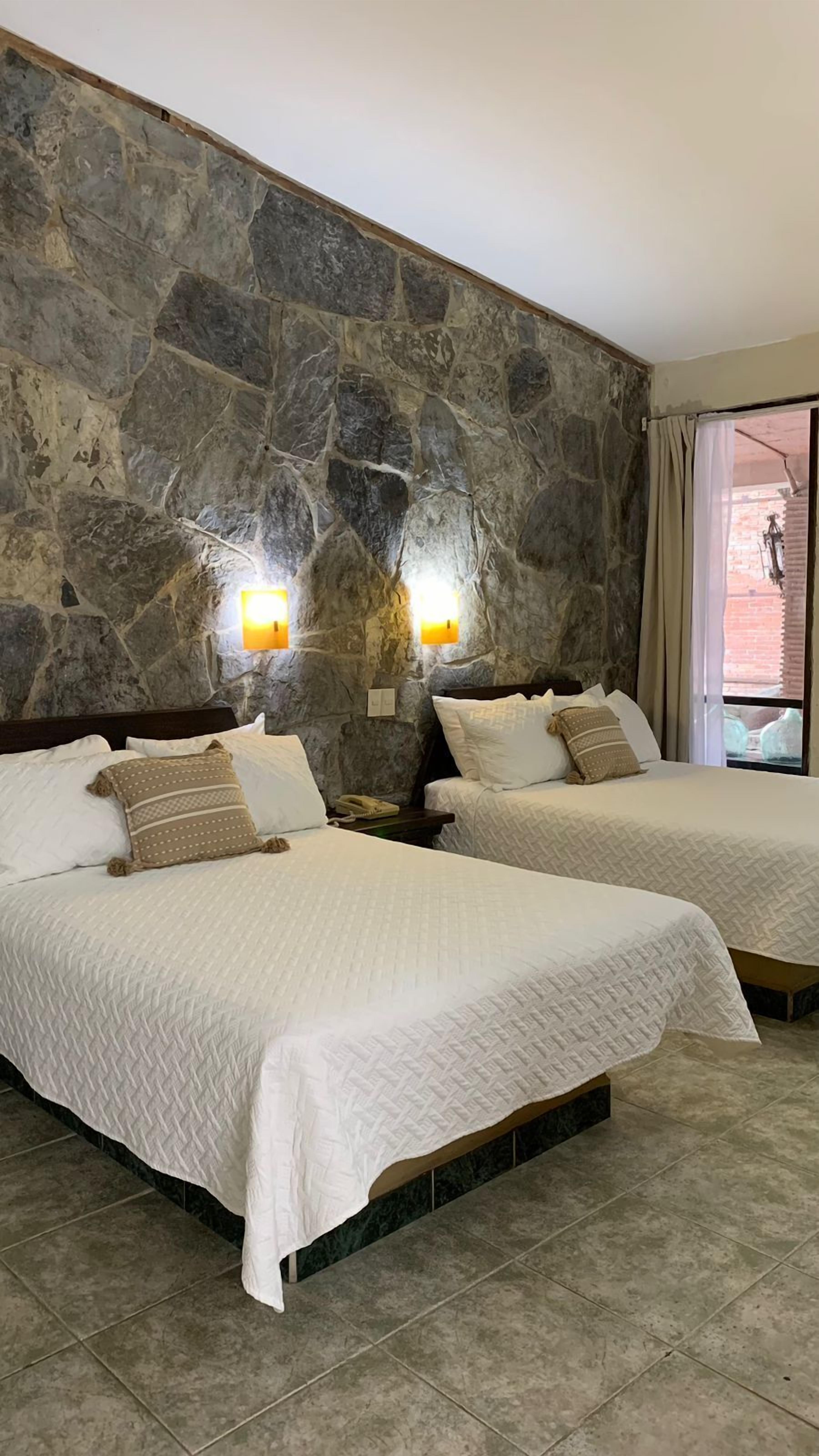 Escritorio, sistema de insonorización y tabla de planchar con plancha 