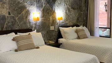 Escritorio, sistema de insonorización y tabla de planchar con plancha