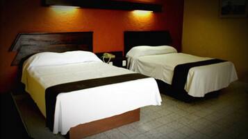 Een bureau, geluiddichte muren, een strijkplank/strijkijzer, gratis wifi