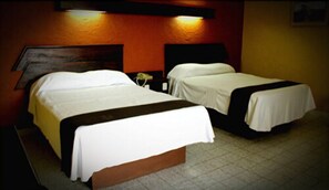 Escritorio, sistema de insonorización y tabla de planchar con plancha 