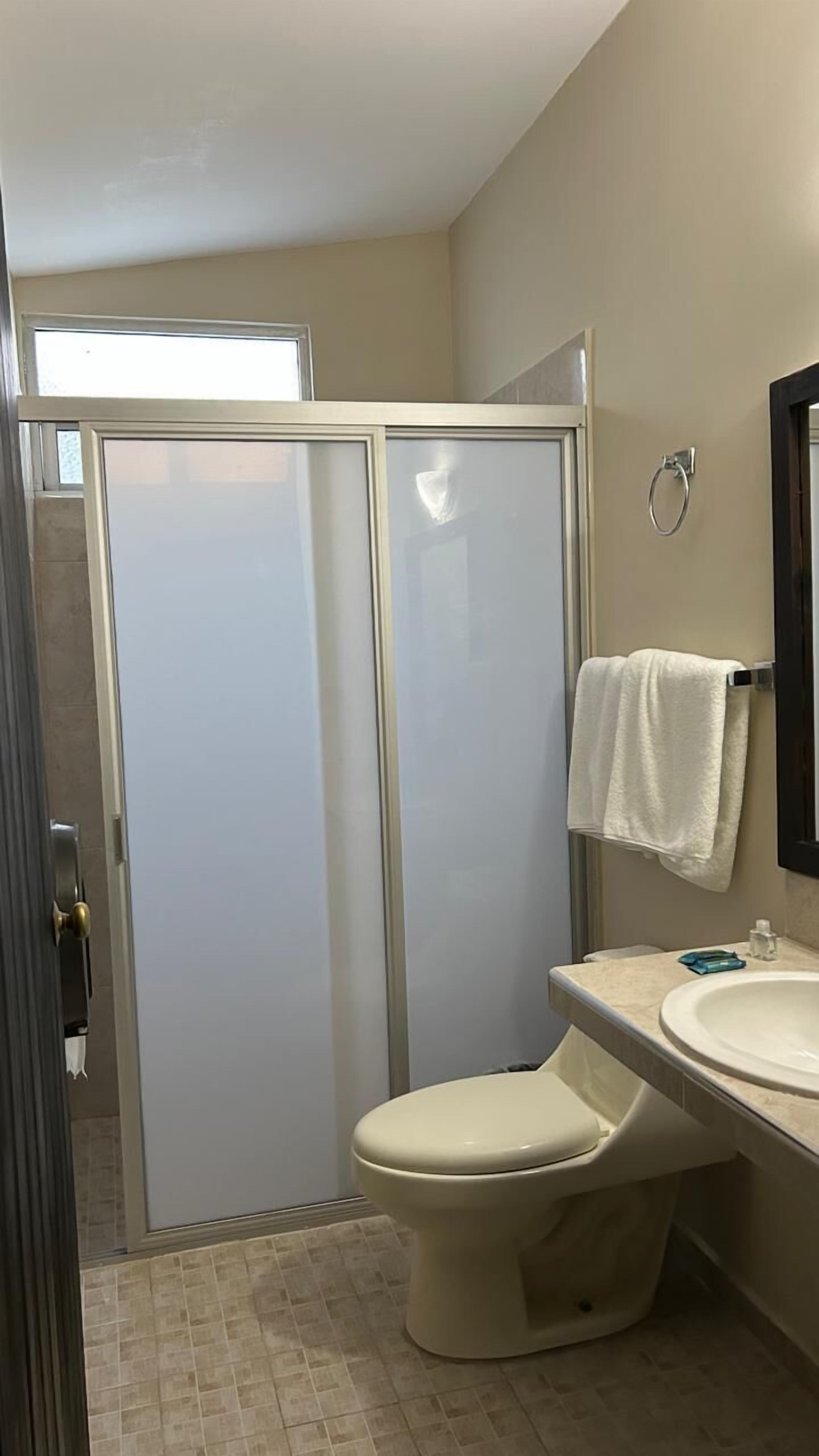 Habitación estándar, 2 camas dobles | Baño | Ducha, artículos de higiene personal gratuitos y toallas