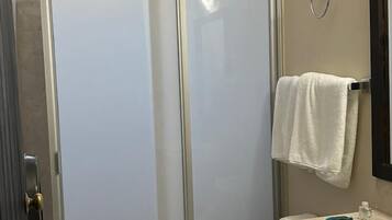 Quarto standard, 2 camas de casal | Banheiro | Chuveiro, produtos de toalete grátis, toalhas de banho