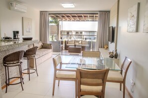 Standaard appartement, 1 slaapkamer | 1 slaapkamer, een kluis op de kamer, een bureau, een laptopwerkplek