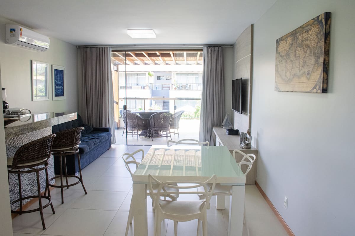 Standaard appartement, 1 slaapkamer | Woonruimte | Een 50-inch ledtelevisie met satellietzenders en een televisie
